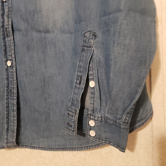 TORRID MEDIUM WASH DENIM BUTTON-DOWN SHIRT..SIZE:0 - Picture 10 of 12